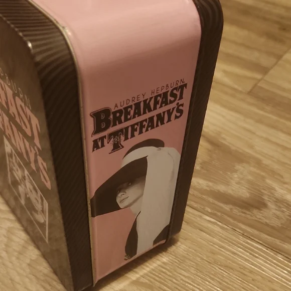 Audrey Hepburn Breakfast at Tiffany's Pink Lunchbox - Picture 4 of 7